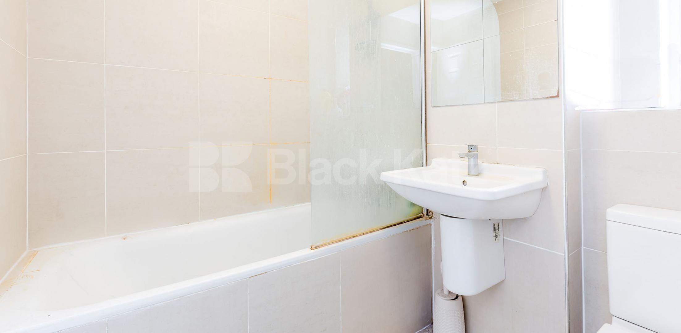 			LARGE 3/4 BED PERFECT FOR STUDENTS! AVAIL 28/6, 3 Bedroom, 1 bath, 1 reception Flat			 Oakley Square, CAMDEN 